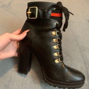 Never worn , in great condition !